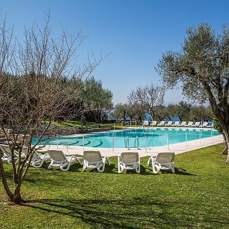 Hotel Ideal Сирмионе Екстериор снимка