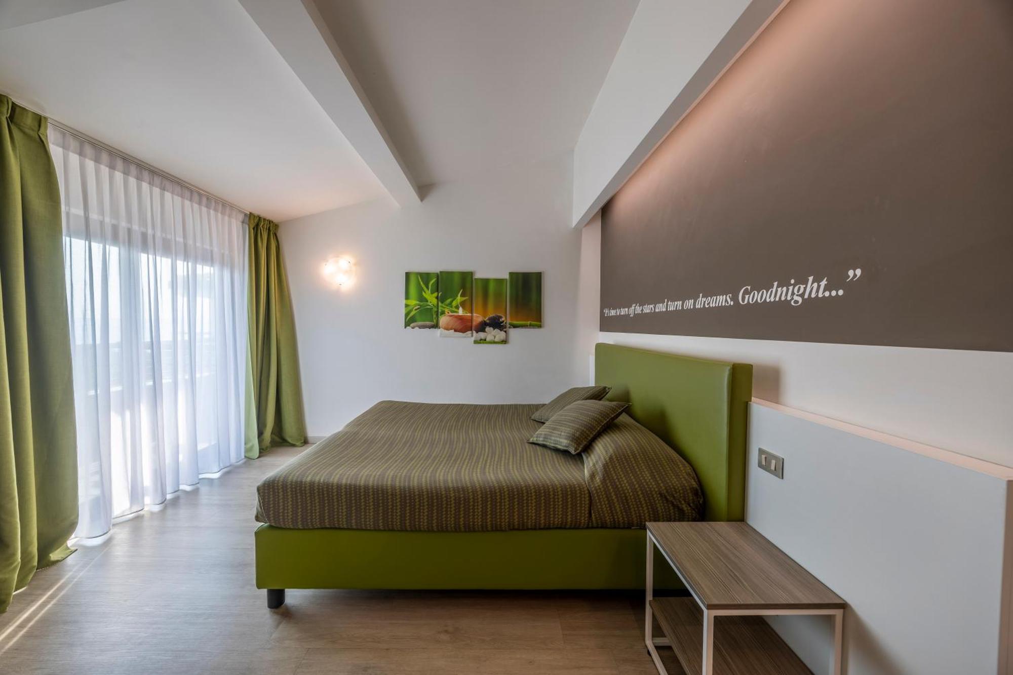Hotel Ideal Сирмионе Екстериор снимка