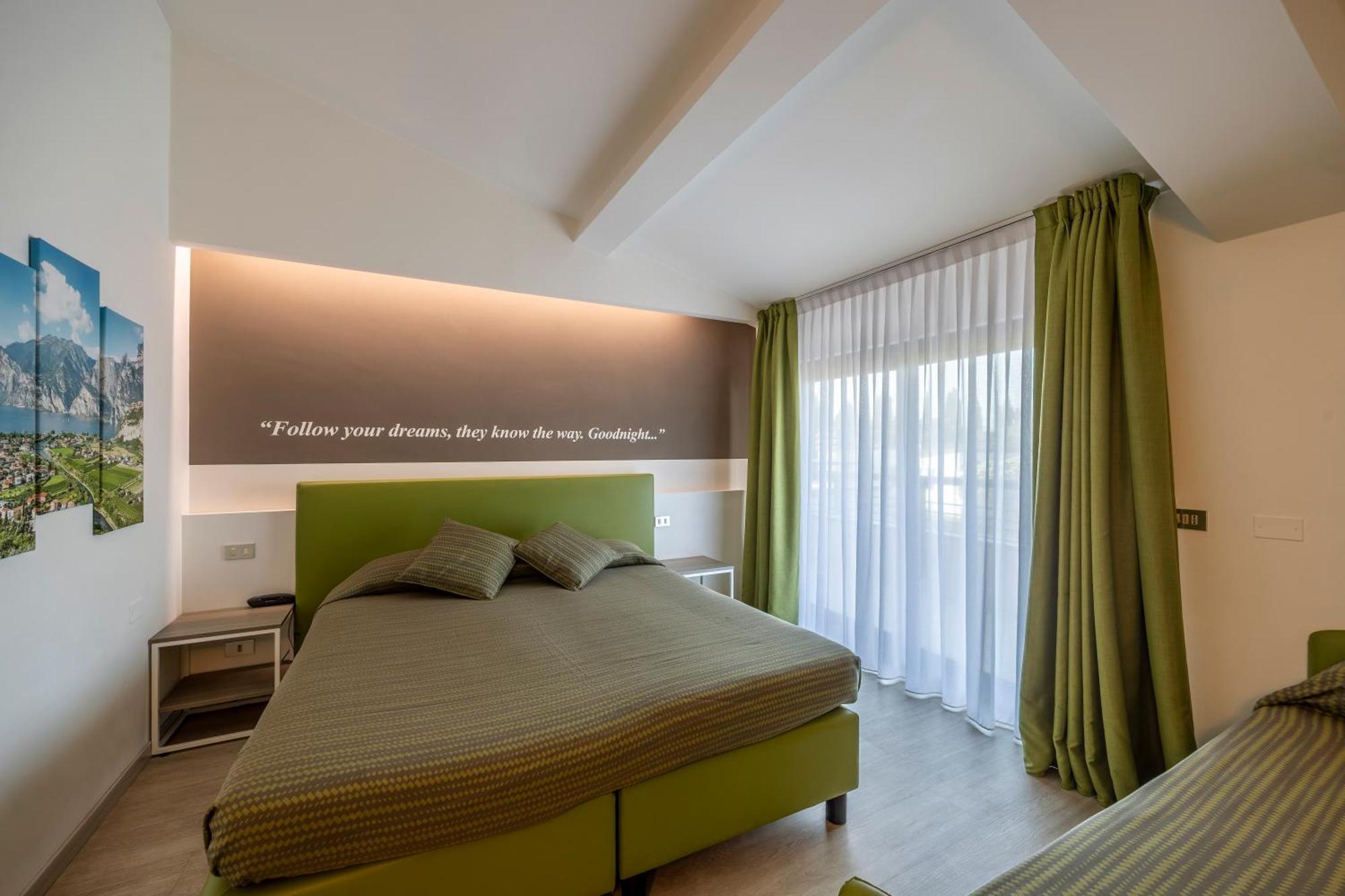 Hotel Ideal Сирмионе Екстериор снимка