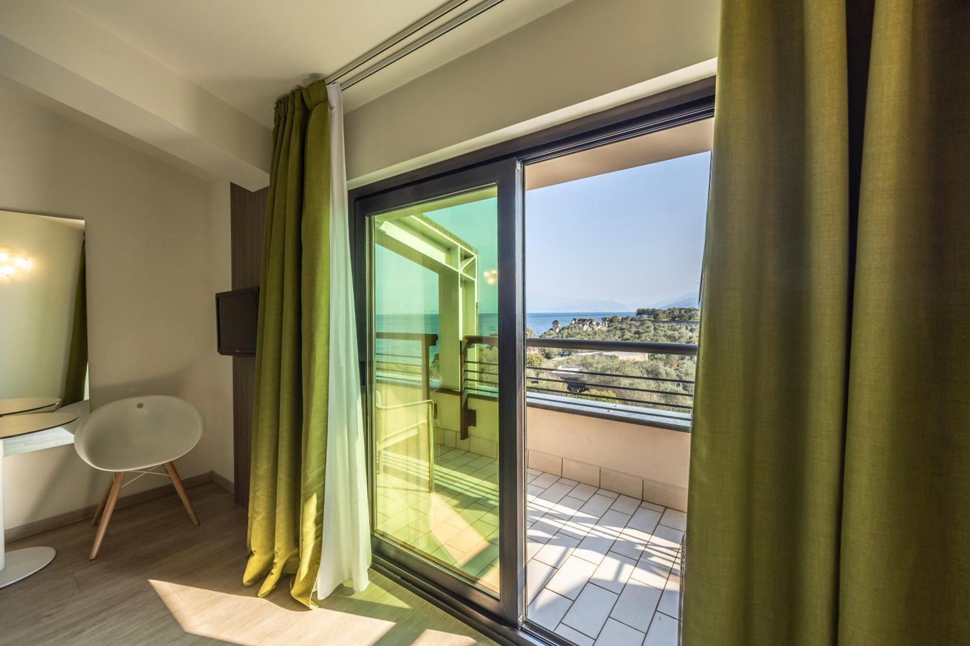 Hotel Ideal Сирмионе Екстериор снимка
