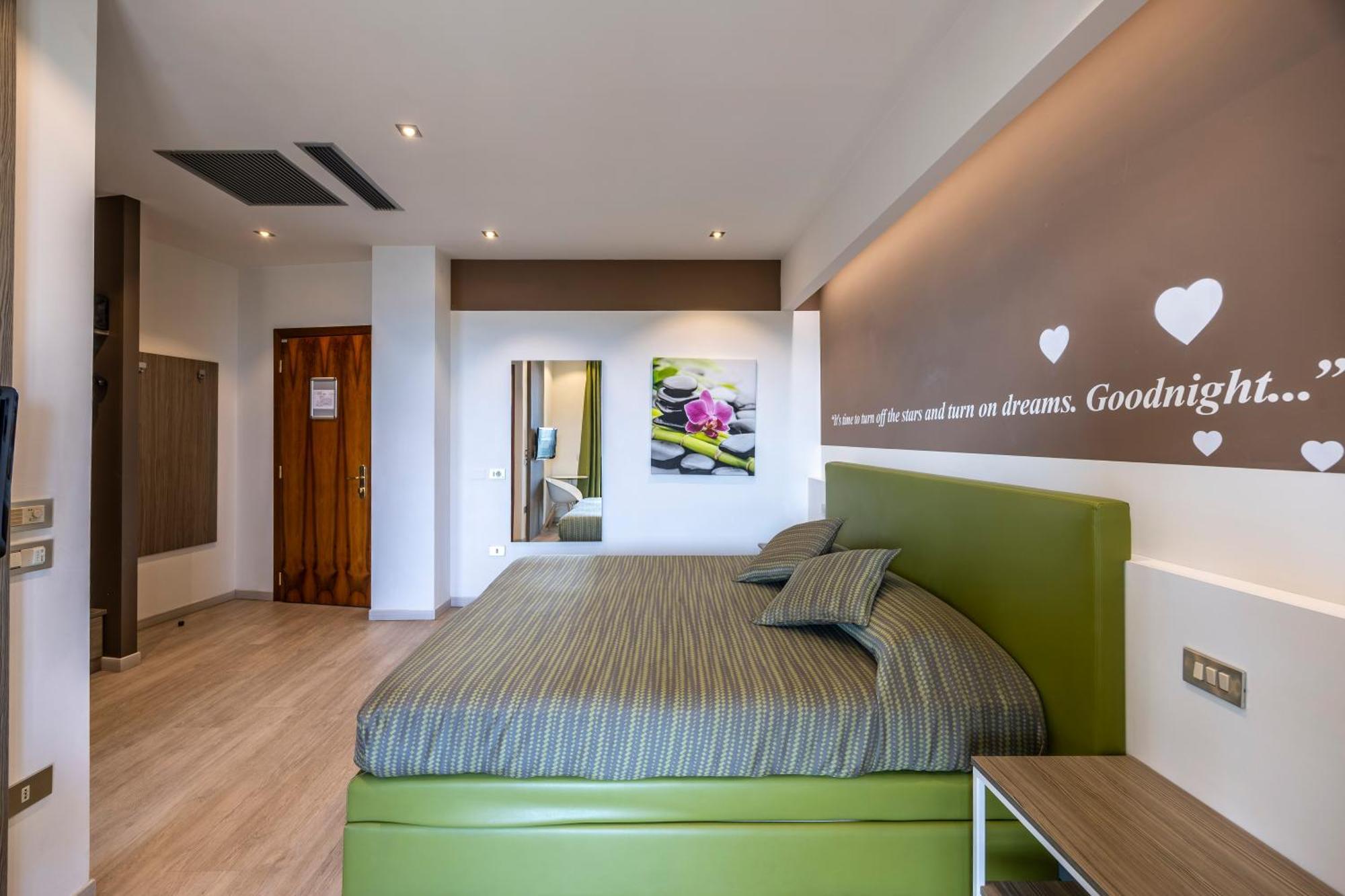 Hotel Ideal Сирмионе Екстериор снимка