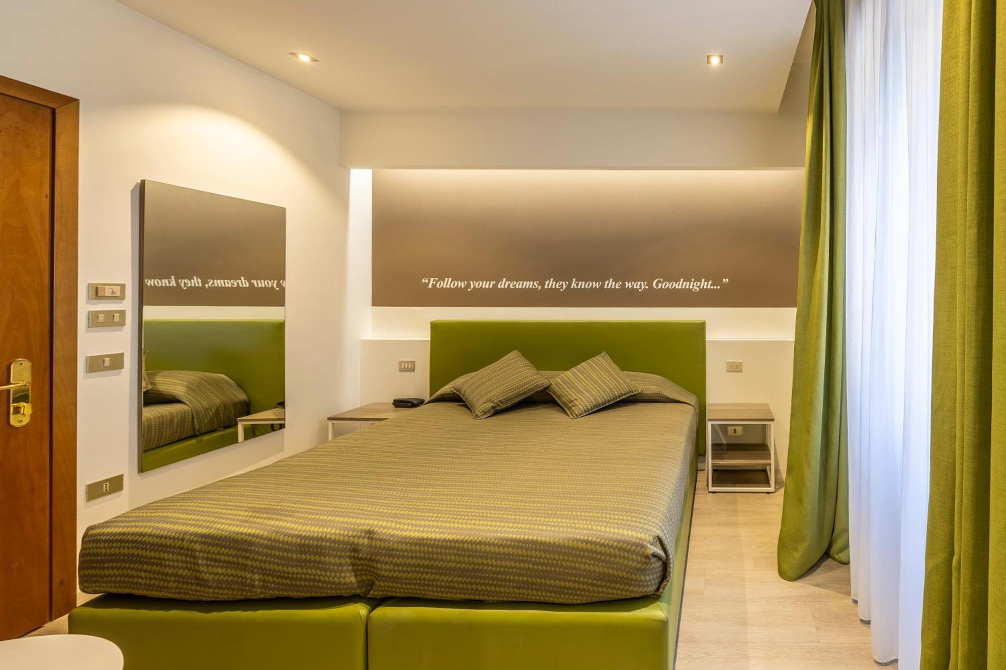 Hotel Ideal Сирмионе Екстериор снимка