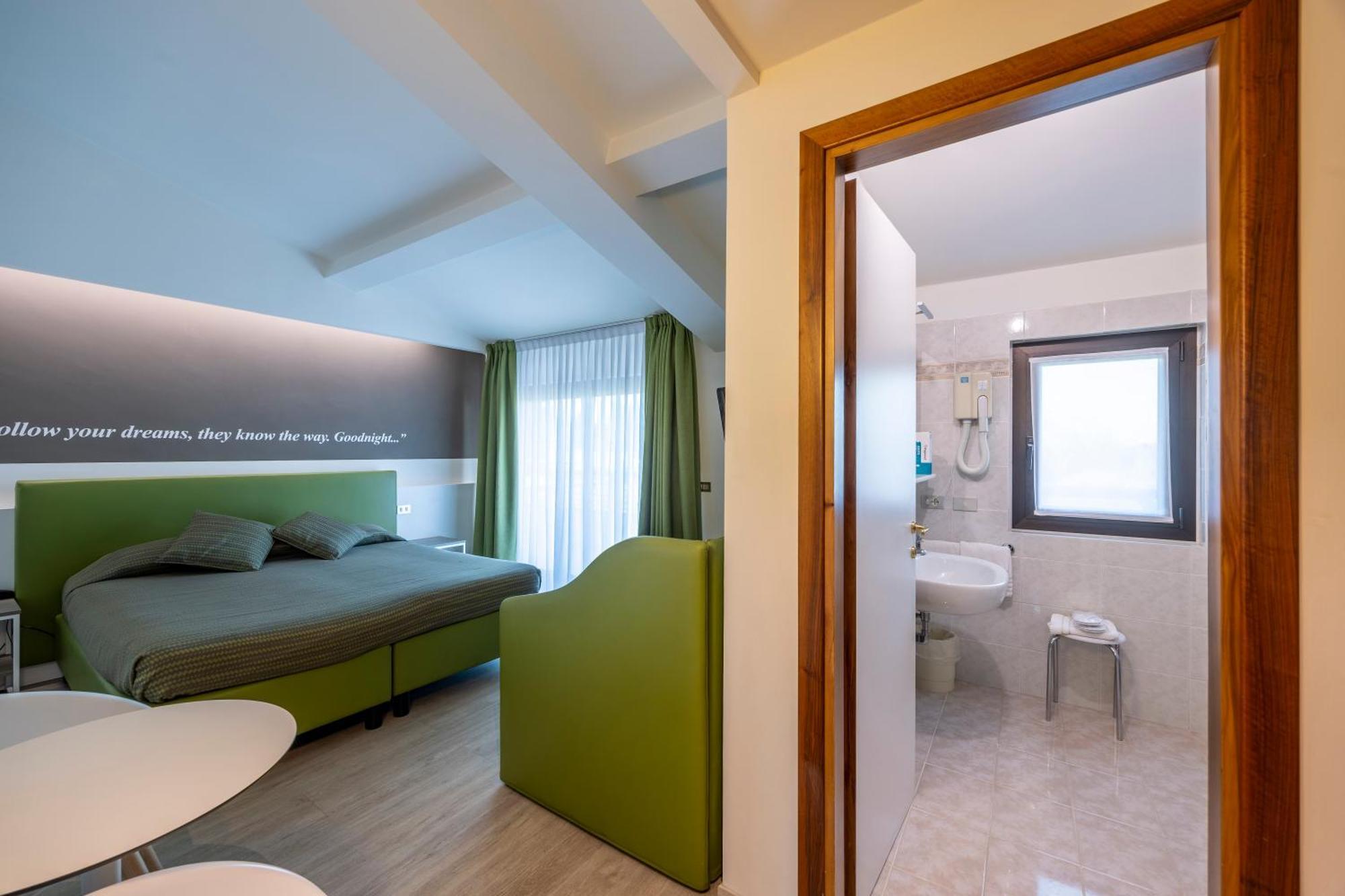 Hotel Ideal Сирмионе Екстериор снимка