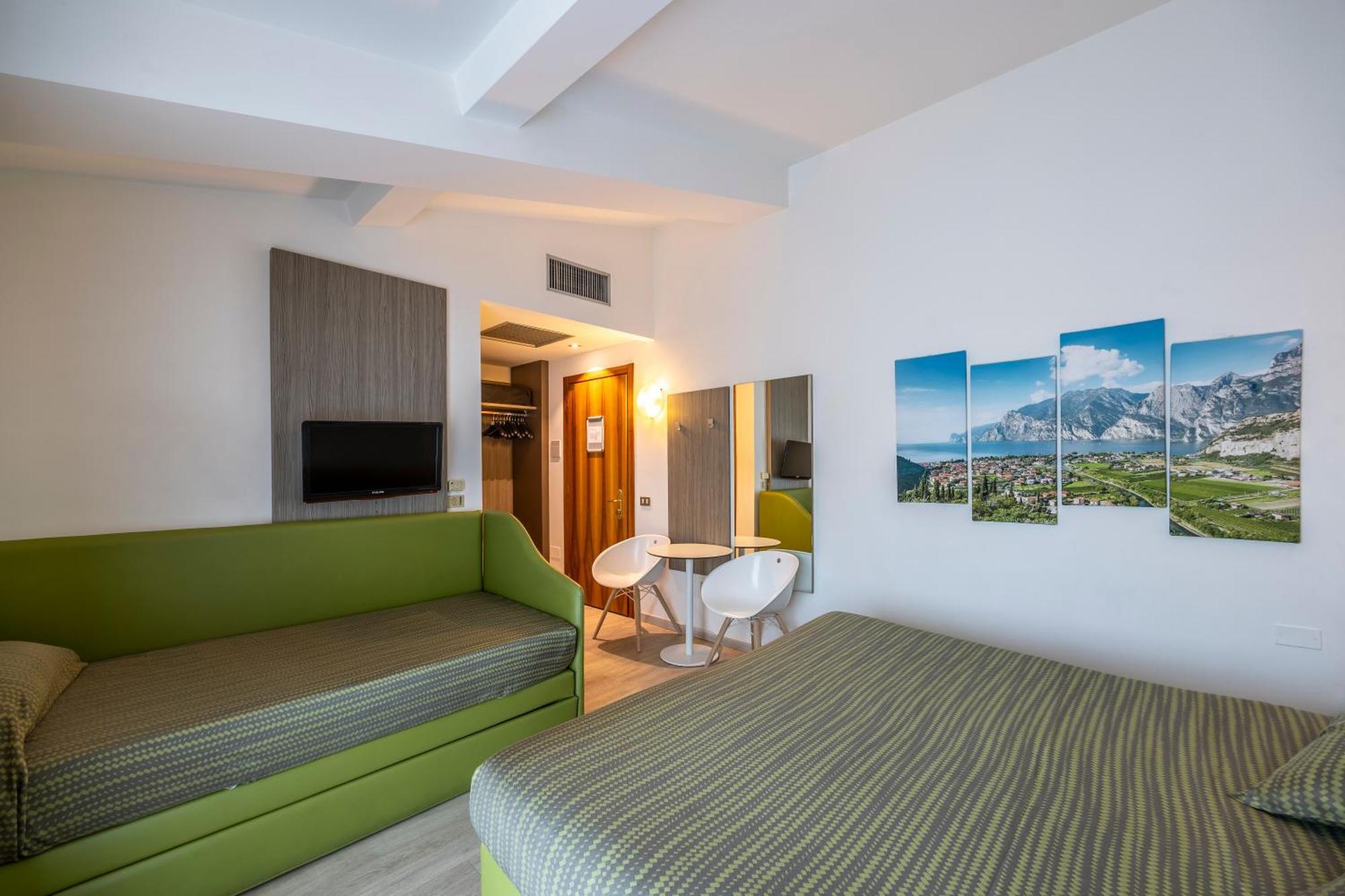 Hotel Ideal Сирмионе Екстериор снимка