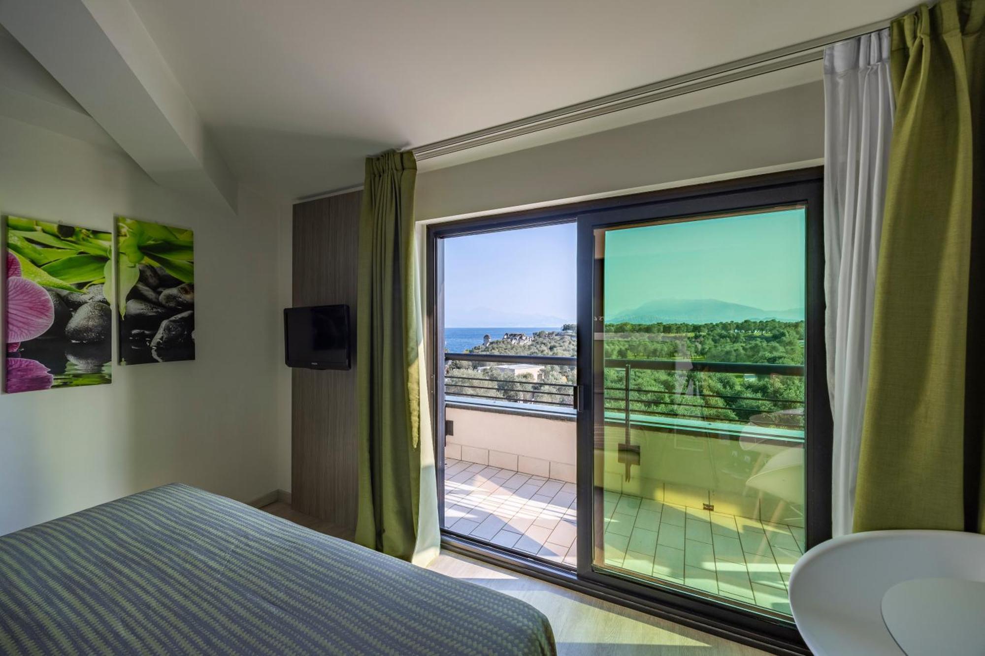 Hotel Ideal Сирмионе Екстериор снимка