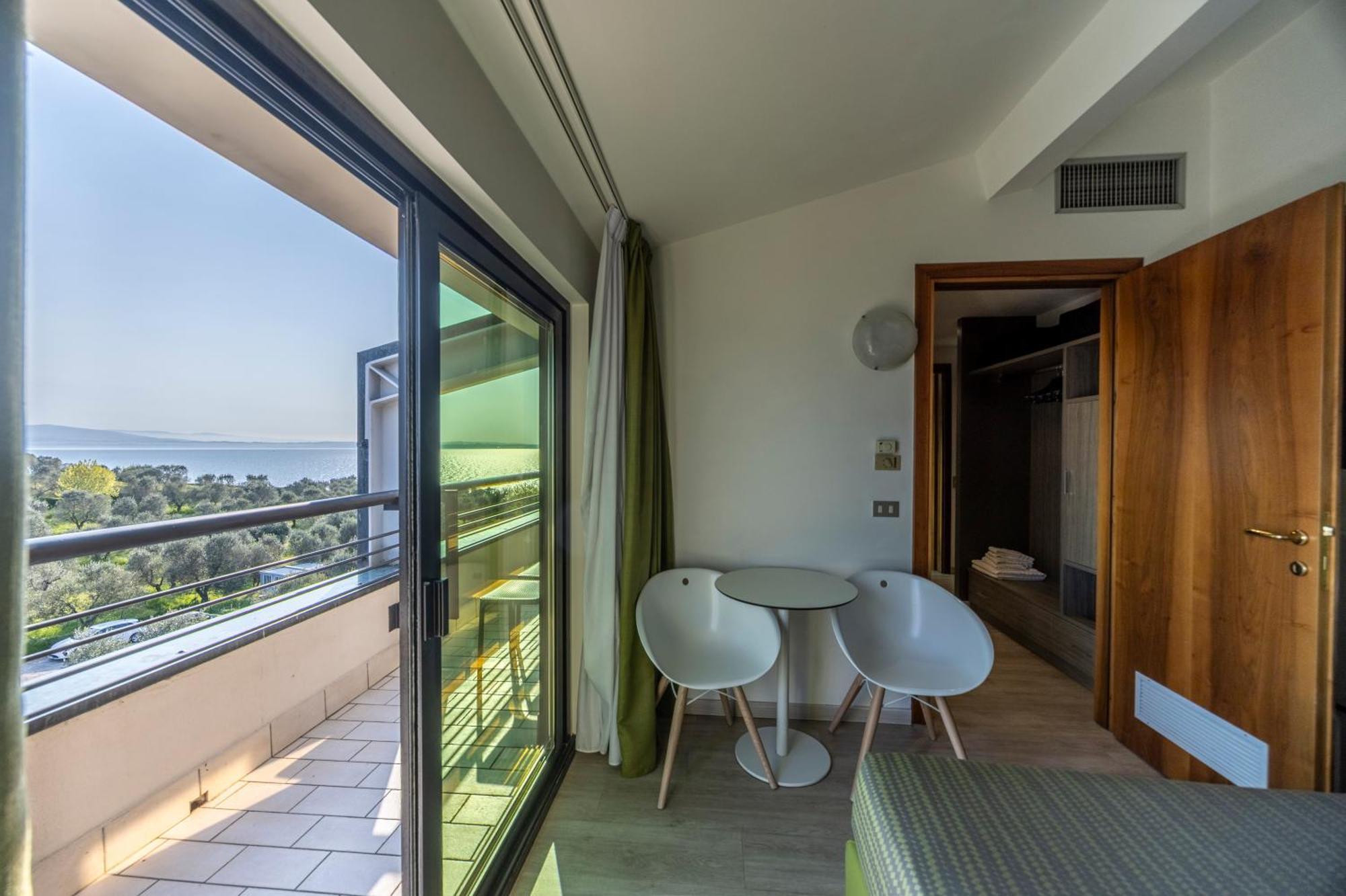 Hotel Ideal Сирмионе Екстериор снимка
