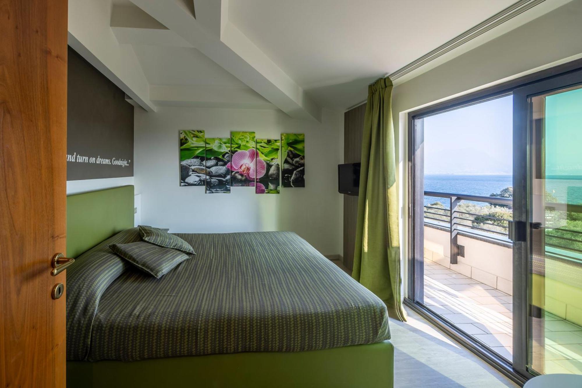 Hotel Ideal Сирмионе Екстериор снимка